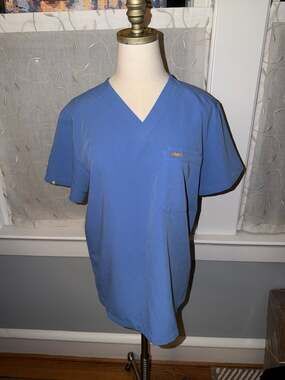 FIGS Leon Three-Pocket Scrub Top Ceil Blue Men’s Size S